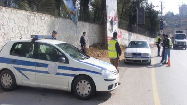 الشرطة الفلسطينية توقف مسؤولاً سابقاً برتبة وزير بطلب من النائب العام
