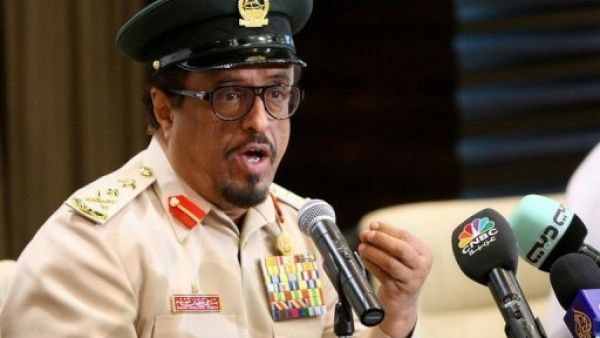 سخر ناشطون من أداء خلفان الشعري، قائلين إن "ركاكة أبياته تثير اشمئزاز القارئ"، بحسب وصفهم 