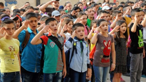 تلامذة يرددون النشيد الوطني في اول يوم دراسي في دمشق
