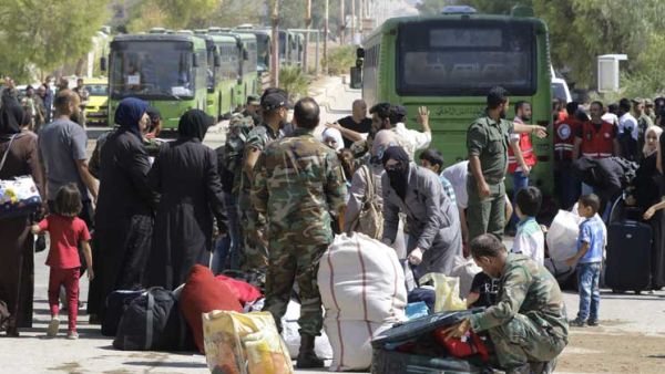 إجلاء 300 من نازحي داريا من معضمية الشام