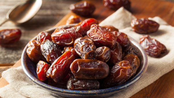 أفضل السحور ما يحتوي على التمر أو الموز مع كوب من الروب