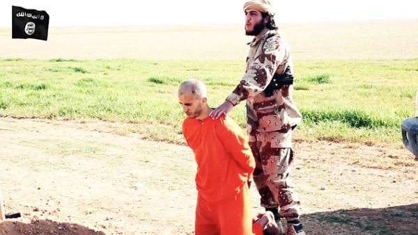 "داعش" يجبر سجيناً على حفر قبره قبل قطع رأسه