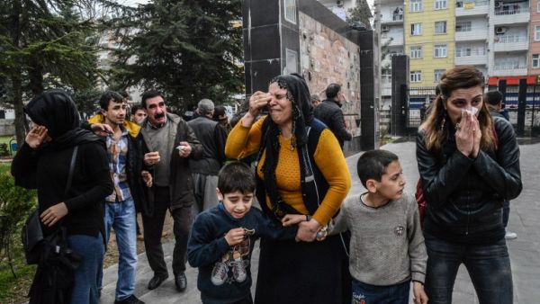 People disperse as Turkish police fire tear gas in Diyarbakir on February 27, 2016 during a demonstration against government-imposed curfews on areas of eastern Turkey. (AFP/Ilyas Akengin)