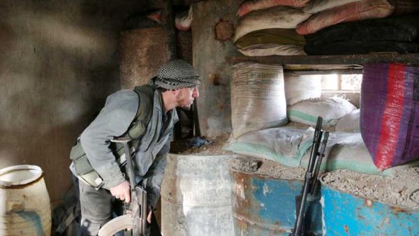 النظام السوري يصعد هجومه قرب دمشق والفصائل ترد بتجميد المحادثات