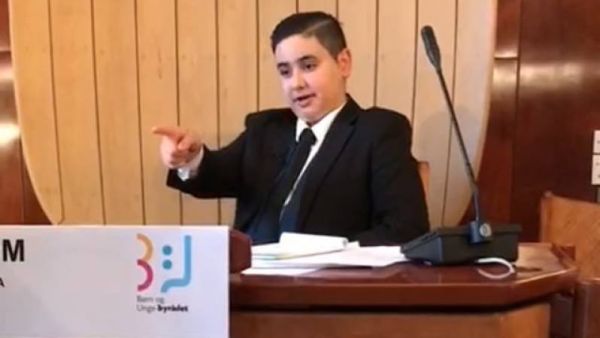 يقوم أعضاء ذلك المجلس البلدي الشبابي بمناقشة قضاياهم في مدينة أورهوس،