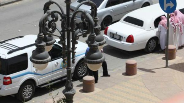 مبتز يطعن 4اعضاء هيئة