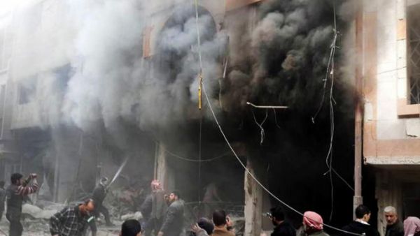 ارشيف/ دخان كثيف ونيران اثر غارة للطيران السوري على منطقة دوما قرب دمشق