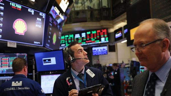 The sell-off across world stock markets on Monday sent investors rushing into the dollar, helping the US currency perform well against the euro, British pound and other commodity-linked currencies. (Jewel Samad/ AFP)