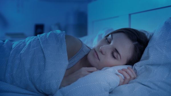  تناول بعض أنواع الأدوية التي تتسبب في تنشيط عمل الدماغ أثناء النوم