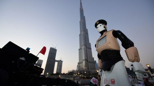 The world's first operational police robot stands at attention in Downtown Dubai on May 31, 2017. (AFP)