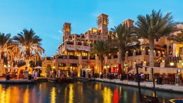 احتفل بنهاية موسم الأعياد في أجواء مرحة مع العائلة والأصدقاء (Shutterstock)