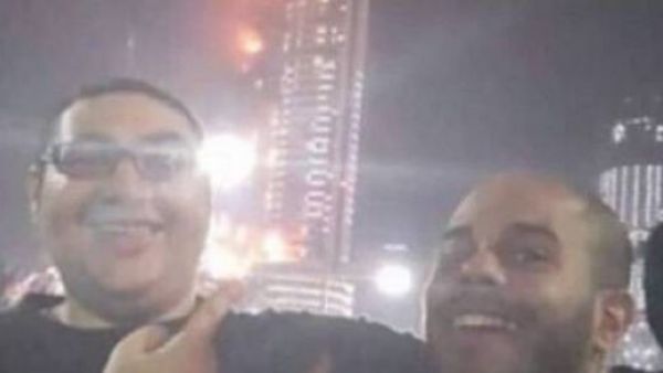 صورة سيلفي مع حريق فندق" العنوان "