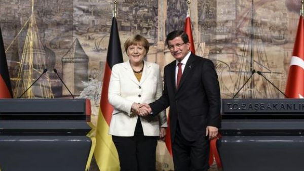 German Chancellor Angela Merkel (L) shakes hand with Turkish Prime Minister Ahmet Davutoglu after their meeting on October 18, 2015. (AFP/Bulent Kilic)