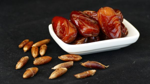 التمر يقوي ويحفز انقباض الرحم أثناء الولادة.

