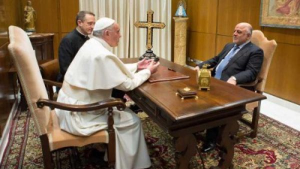 البابا فرنسيس يبحث وضع المسيحيين مع رئيس الوزراء العراقي