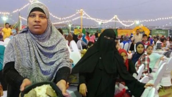 بالصور:حفل إفطار رمضاني في مصر بمأكولات فاسدة