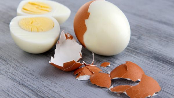 تستخدم قشور البيض لإزالة الرؤوس السوداء وتنظيف البشرة