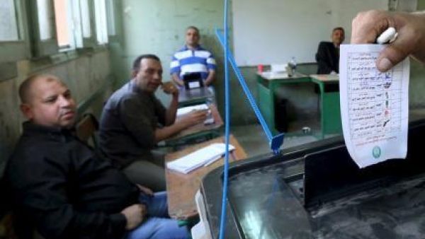 ناخب يدلي بصوته في لجنة للاقتراع في جولة الإعادة في المرحلة الأولى في انتخابات مجلس النواب في مصر في دائرة إمبابة بمحافظة الجيزة
