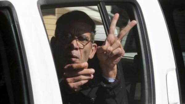 خاطف طائرة مصر للطيران أثناء رحلتها الداخلية من الإسكندرية للقاهرة ويدعى سيف الدين مصطفى خلال نقله في عربة شرطة الى محكمة بمدينة لارناكا يوم الأربعاء