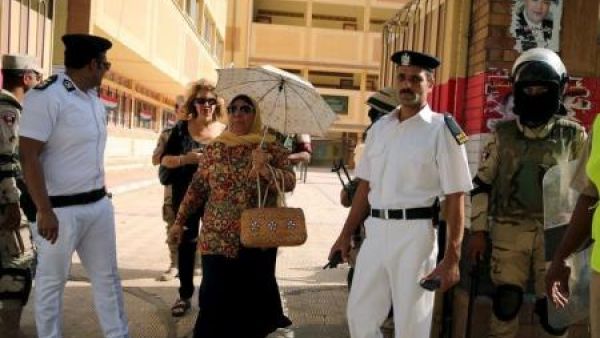 ناخبتان تغادران احدى مراكز الاقتراع بعد الادلاء بصوتيهما في الانتخابات البرلمانية المصرية في الإسكندرية يوم الأحد
ناخبتان تغادران احدى مراكز الاقتراع بعد الادلاء بصوتيهما في الانتخابات البرلمانية المصرية في الإسكندرية يوم الأحد