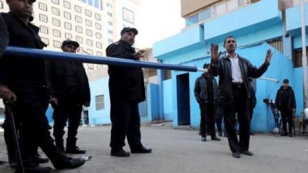 أفراد شرطة مصريون يحرسون مشرحة نقل إليها جثمان الطالب الإيطالي جوليو ريجيني الذي عثر عيلها في ضاحية بالقاهرة يوم 4 فبراير شباط 
