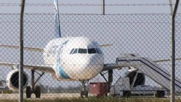 الطائرة المختطفة تجثم في مطار لارنكا..