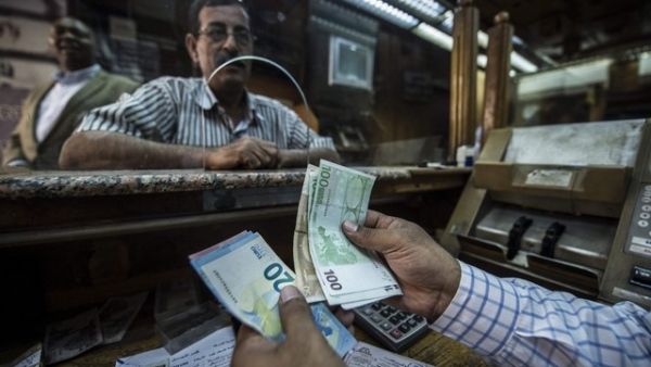 Egypt's inflation fell 2 percent in May, compared with April. (Khaled Desouki/ AFP)