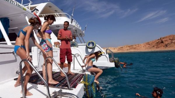 Red Sea resorts in Egypt will not welcome tourists under 16 years old. Do you agree with this decision? (Mohamed el-Shahed/ AFP)