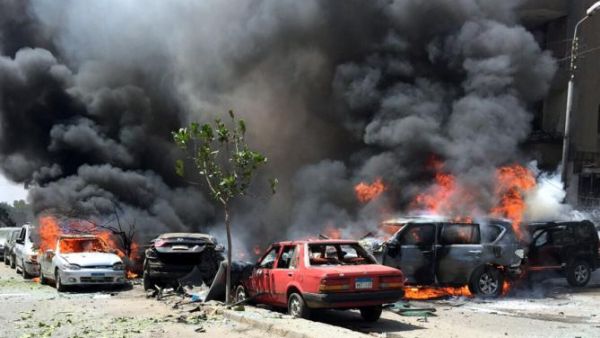 السنة اللهب تتصاعد في موقع التفجير الذي استهدف بركات في القاهرة
