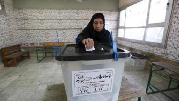 سيدة تدلي بصوتها في جولة الاعادة للمرحلة الأولى من الانتخابات البرلمانية المصرية في منطقة إمبابة بالجيزة
