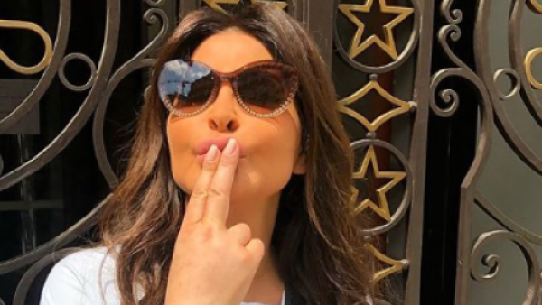 الفنانة اللبنانية "إليسا" خلال حضورها عرض أزياء إيلي صعب