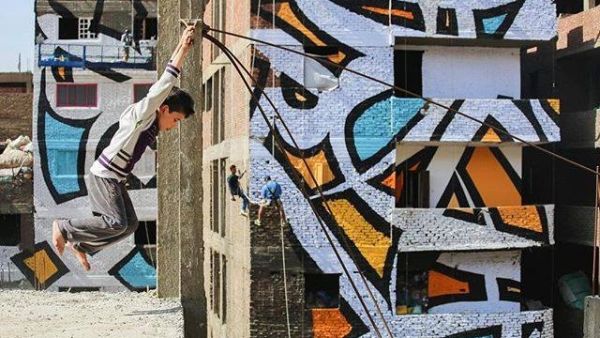 Tunisian artist eL Seed paints Manshiyat Naser with stunning graffiti. (Scoop Empire)