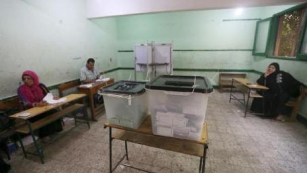 لجنة انتخابية خاوية من الناخبين في محافظة الجيزة
