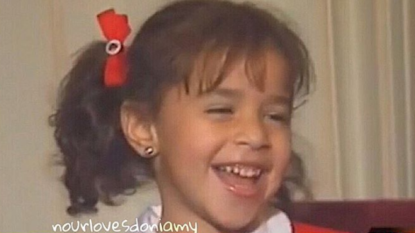 هذه الصورة لطفلة أصبحت اليوم من نجوم الكوميديا والتمثيل في مصر