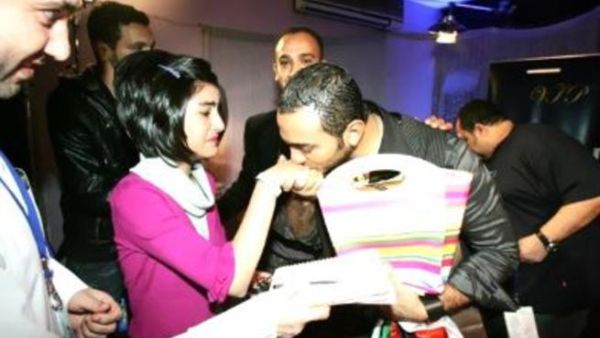 Tamer kissing hand of Kuwaiti fan