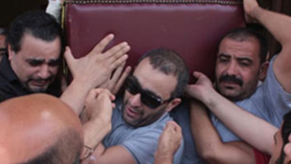 السقا الابن يحمل نعش والده