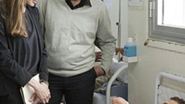 أنجلينا جولي تتفقد المصابين الليبيين