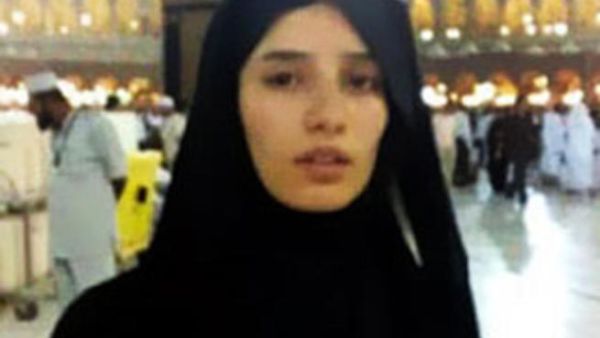 زينة الصورة التي نشرت لها أثناء ادائها العمرة