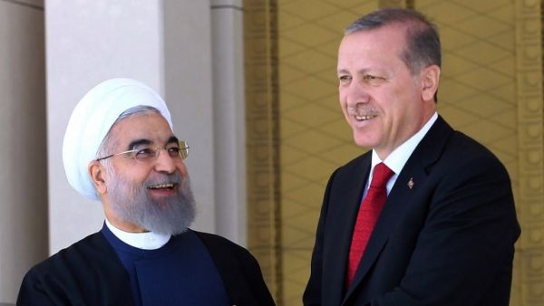 Turkish President Recep Tayyip Erdogan (R) shakes hands with his Iranian counterpart Hassan Rouhani during an official welcoming ceremony at the presidential complex in Ankara on April 16, 2016. (Adem Altan/ AFP)