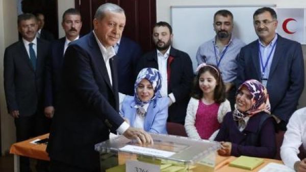الرئيس التركي رجب طيب إردوغان يدلي بصوته في مركز اقتراع باسطنبول
