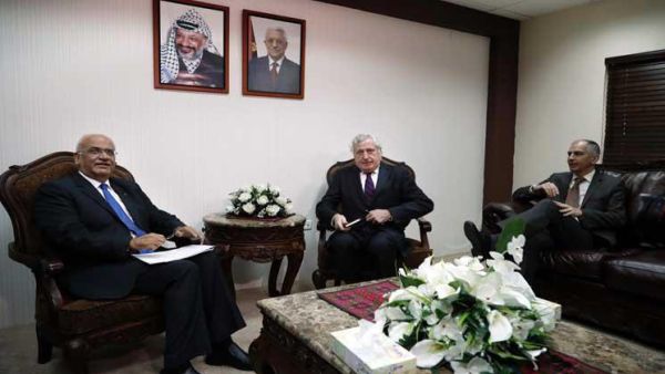 الموفد الخاص الفرنسي الى الشرق الاوسط بيار فيمون خلال لقائه امين سر منظمة التحرير الفلسطينية صائب عريقات في رام الله