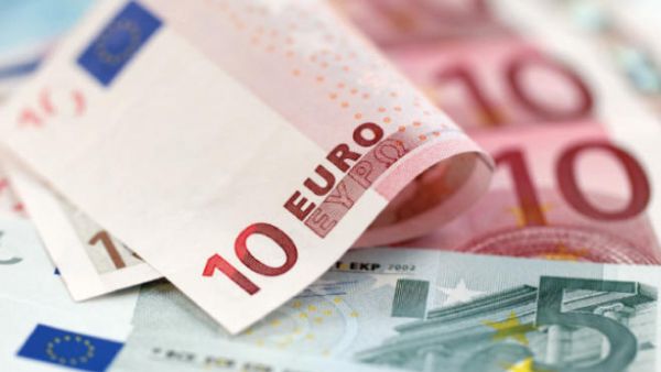 نزل اليورو نحو 0.5 بالمئة إلى 1.1783 دولار وهو أدنى مستوى منذ نهاية ديسمبر كانون الأول.