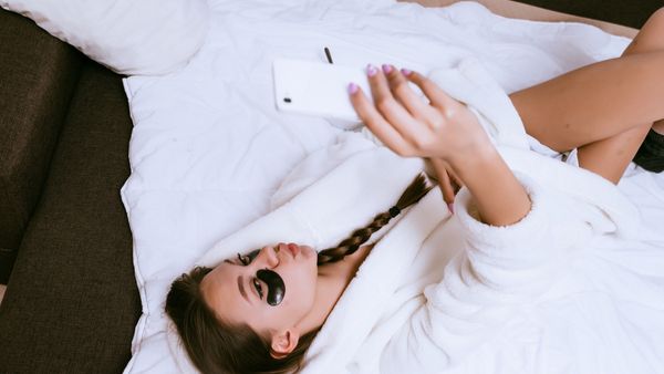 انتفاخ أسفل العين المؤقت غالبًا ما يتسبب في تراكم السوائل تحت العينين (shutterstock.com)