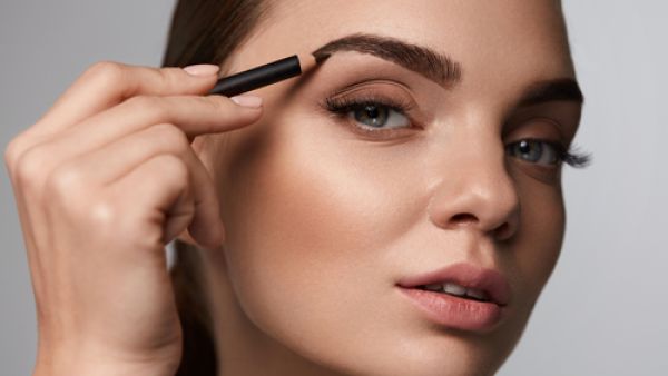 ليعطي وجهك طابعًا جميلًا للوجه يجب أن يكون شكل الحاجبين متناسبًا
