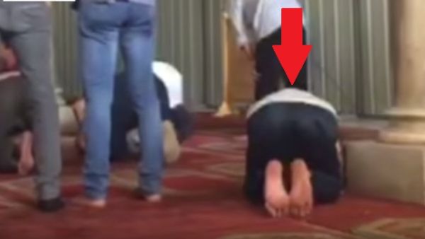 بالفيديو:شاب مصري يصلي في الجامع الأزهر مخالفاً القبلة..والسبب
