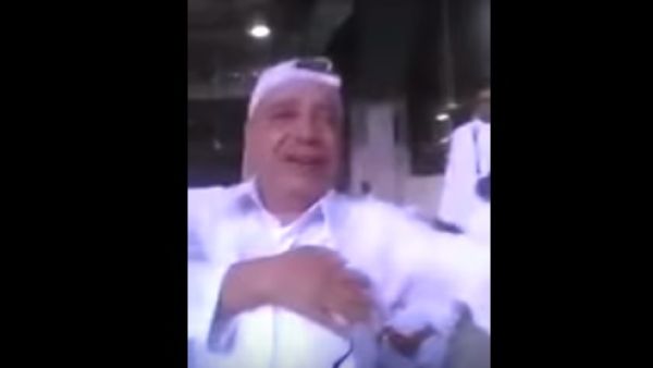 معتمر يرجع بصره ويصرخ داخل المسجد الحرام..فيديو