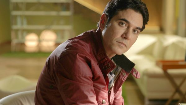 أحمد عز يصر على انكار طفليه رغم حكم المحكمة!