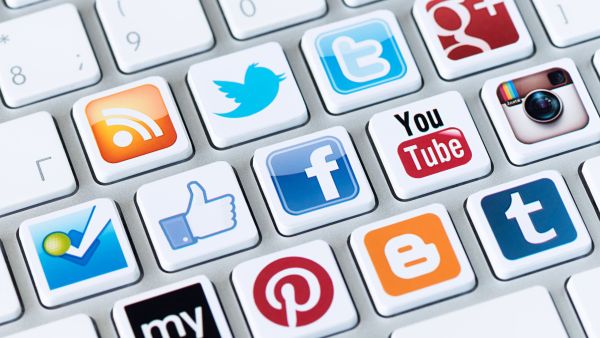 رسوم على مواقع التواصل