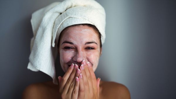 امزجي ملعقة صغيرة من بيكربونات الصود مع ملعقة كبيرة من ماء الورد