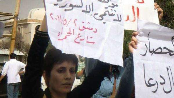  فدوى سليمان من أول المشاركين في المظاهرات المعارضة 